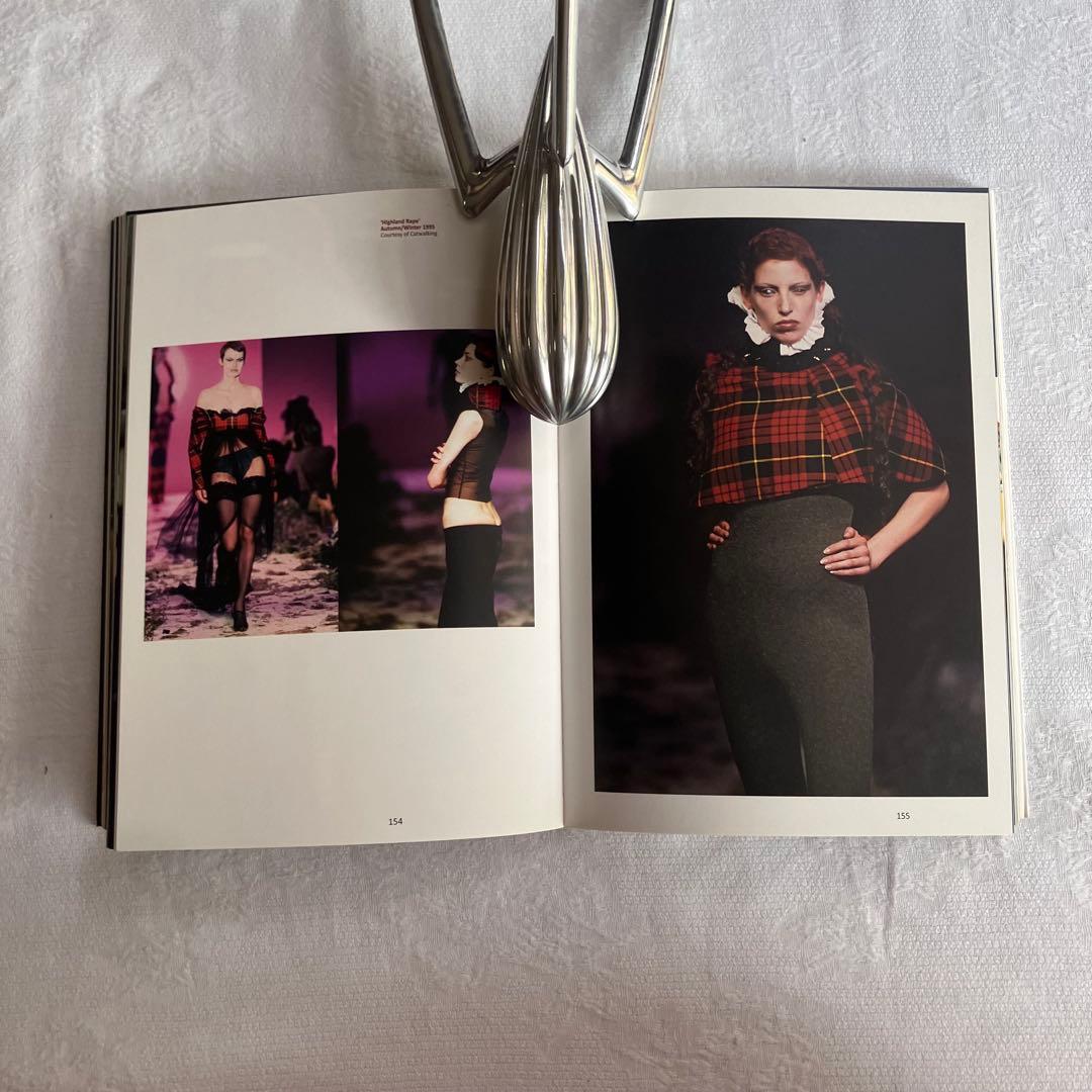 ©︎2011 AWARE ART FASHION archive book