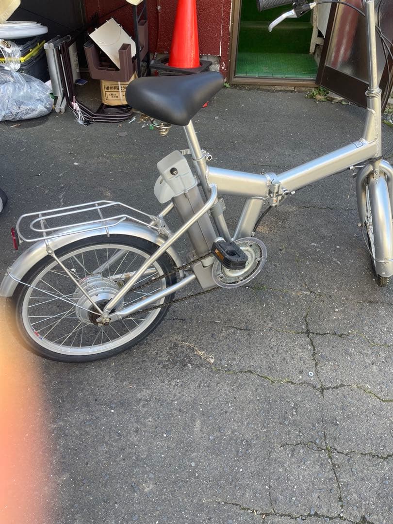 折りたたみ電動アシスト機能付きの自転車