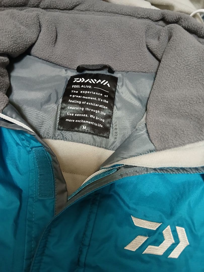 DAIWA　防寒着　(グリーンに近い青色)