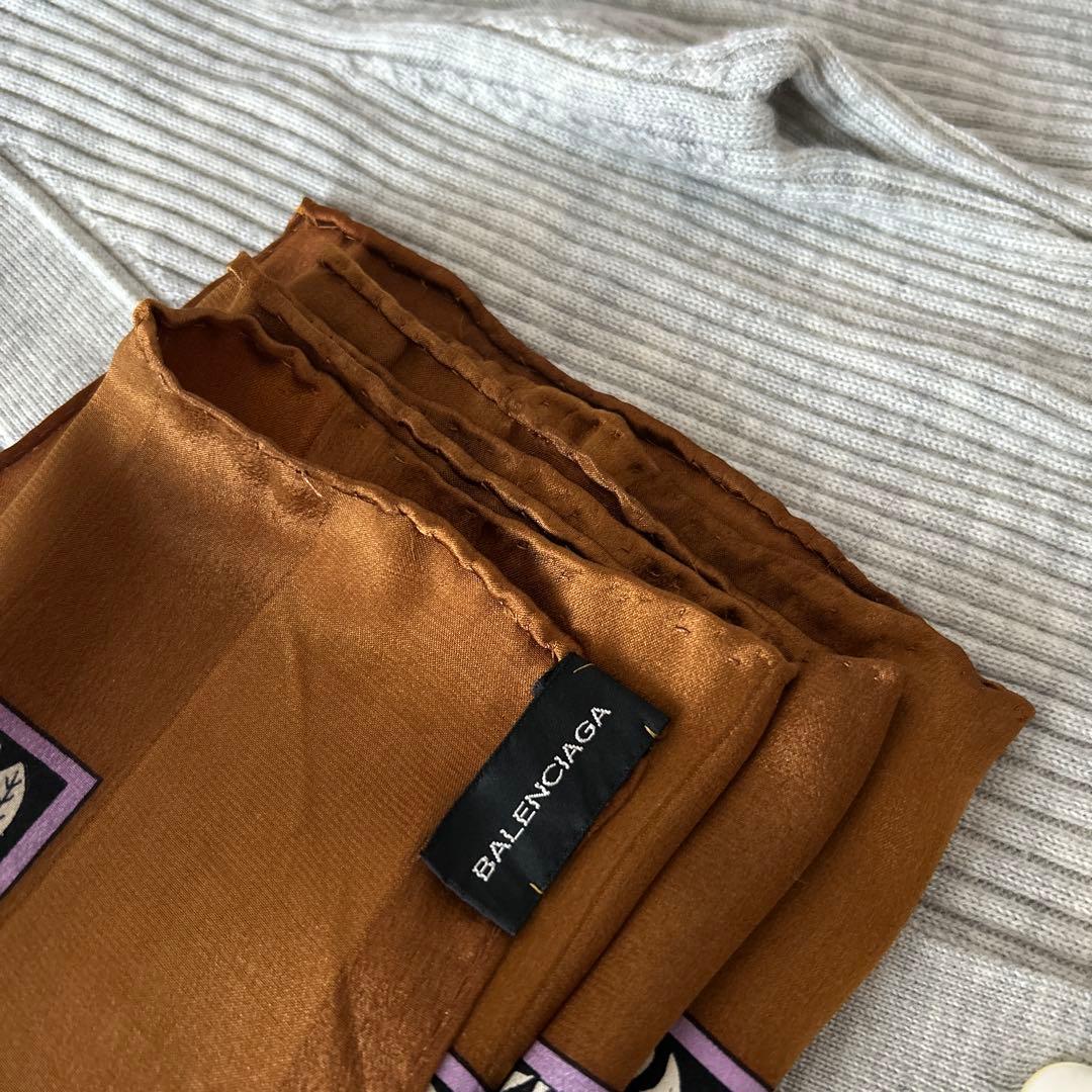 美⏰Yoshiさま本日中予約　BALENCIAGA バレンシアガ　上品スカーフ