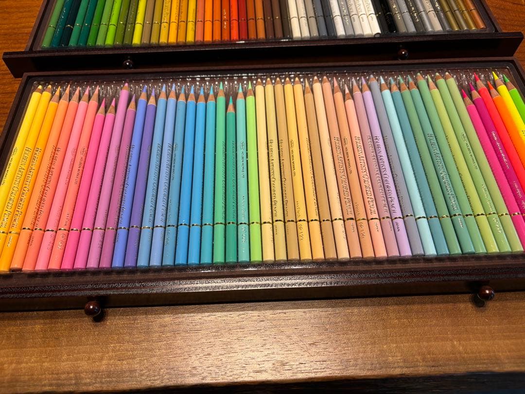 ホルベインアーチスト150色木箱
