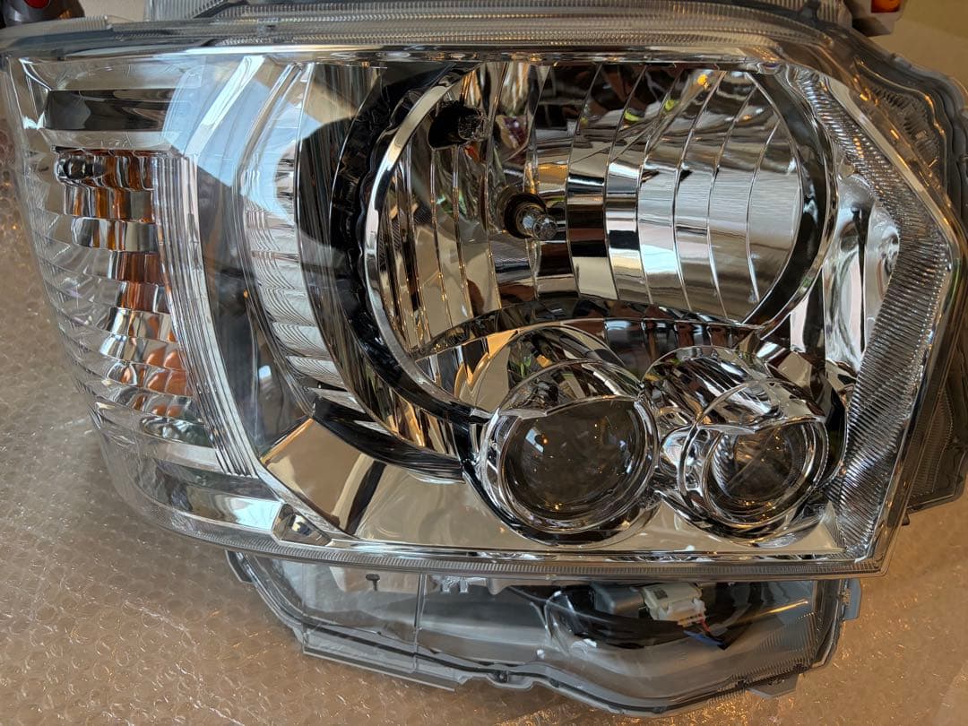 8型ハイエース新車外し純正LEDヘッドライト