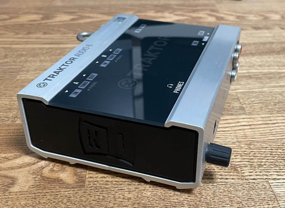 TRAKTOR AUDIO 6 DJオーディオインターフェイス