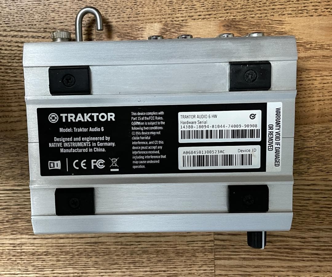 TRAKTOR AUDIO 6 DJオーディオインターフェイス