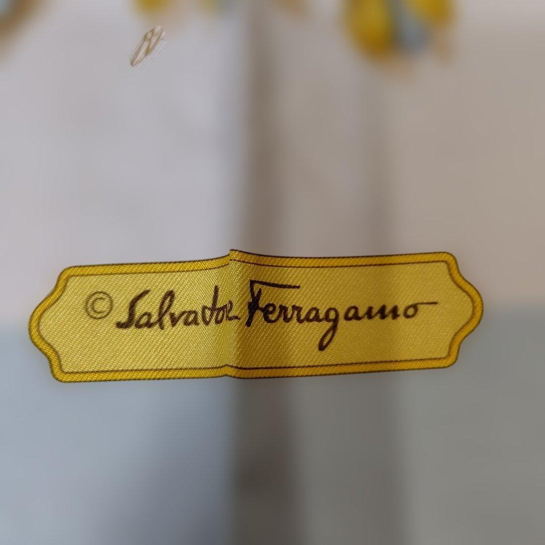 Salvatore Ferragamo 花と蝶のシルクスカーフ