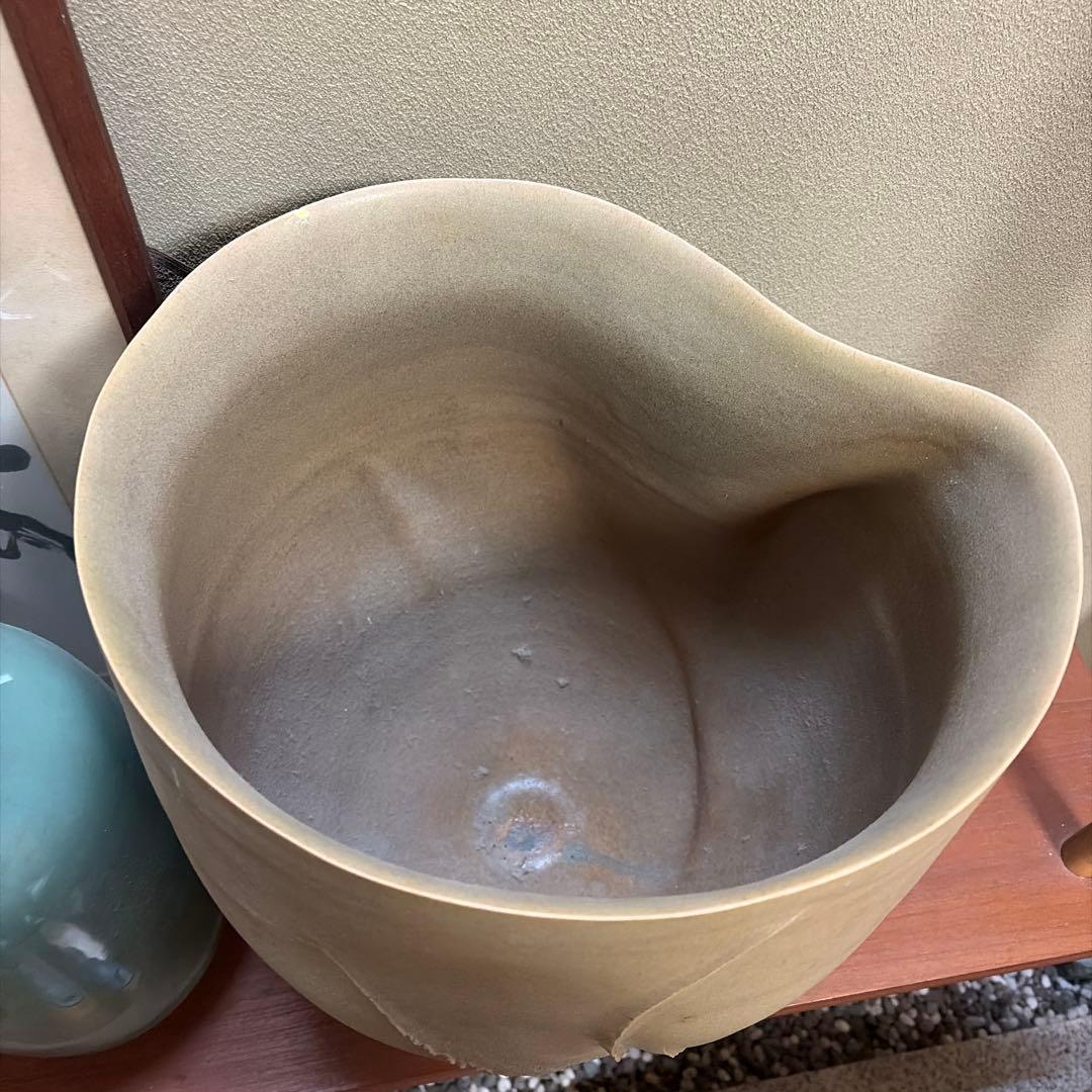 有機的形状のベージュ陶器花器　置物　花瓶