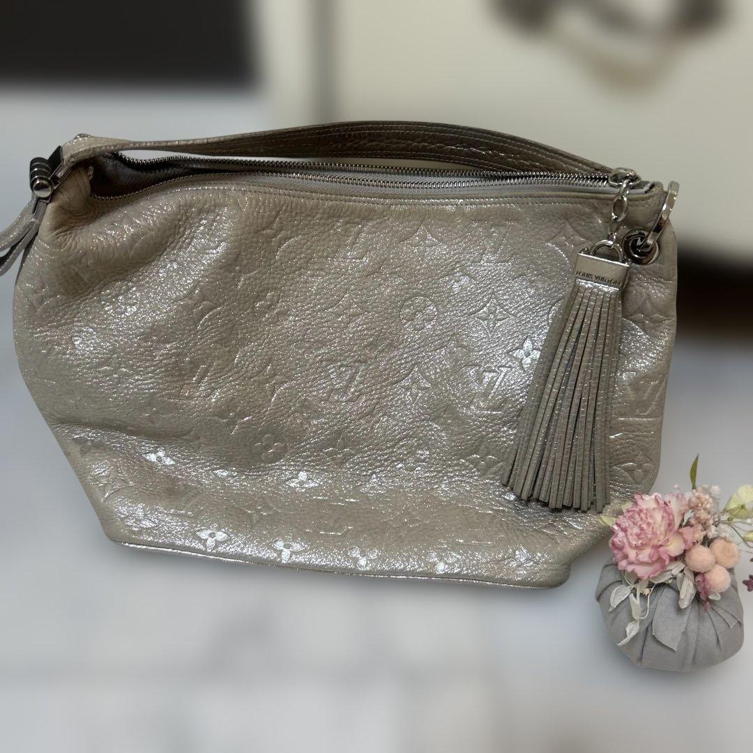 Louis Vuitton シルバー バッグ タッセル付き