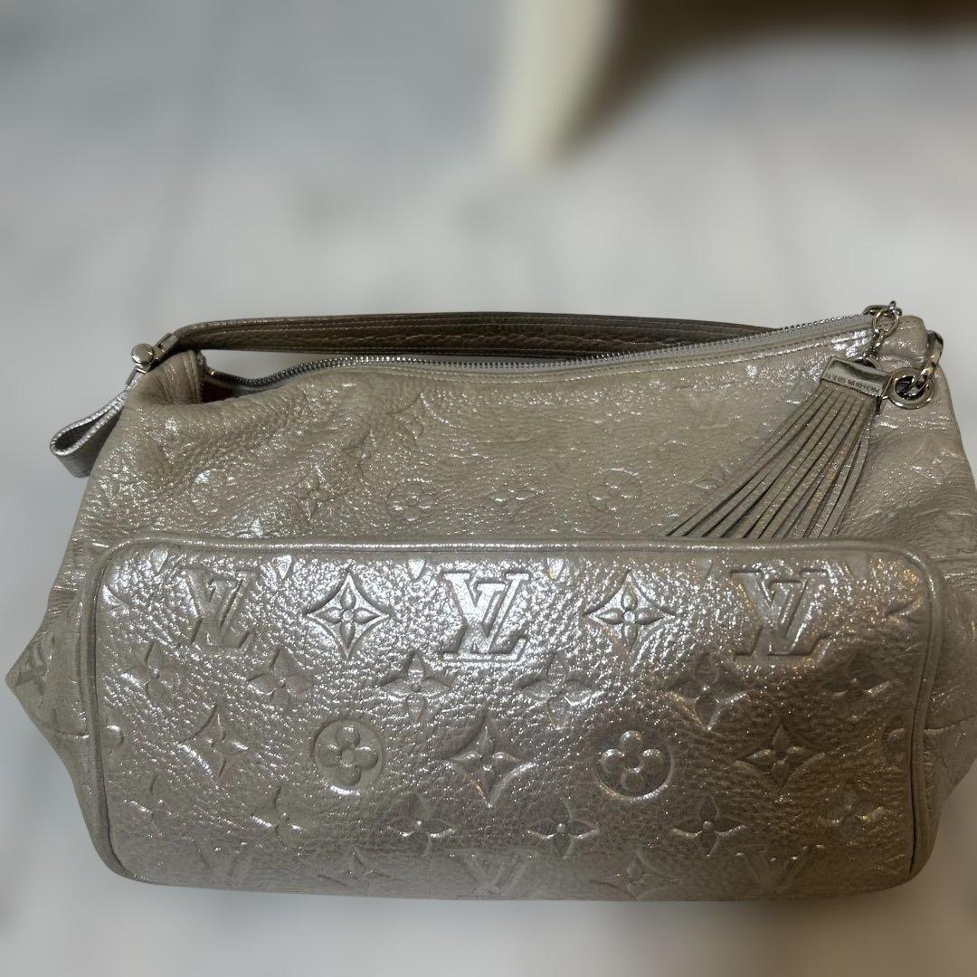 Louis Vuitton シルバー バッグ タッセル付き
