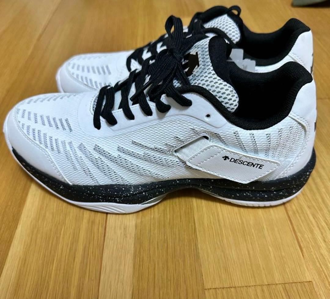 未使用タグ付き　DESCENTE バレーボールシューズ ホワイト　　25㎝