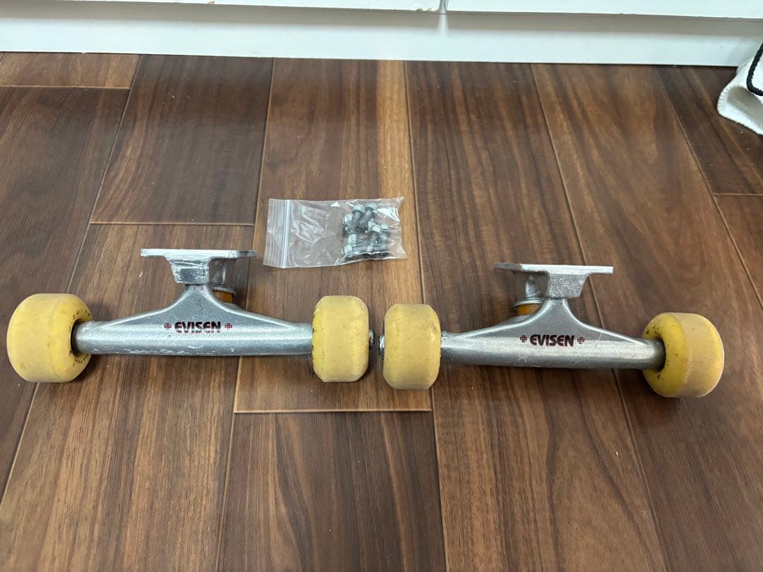 Evisen スケートボードトラック イエロー　ウィールスピットファイヤー