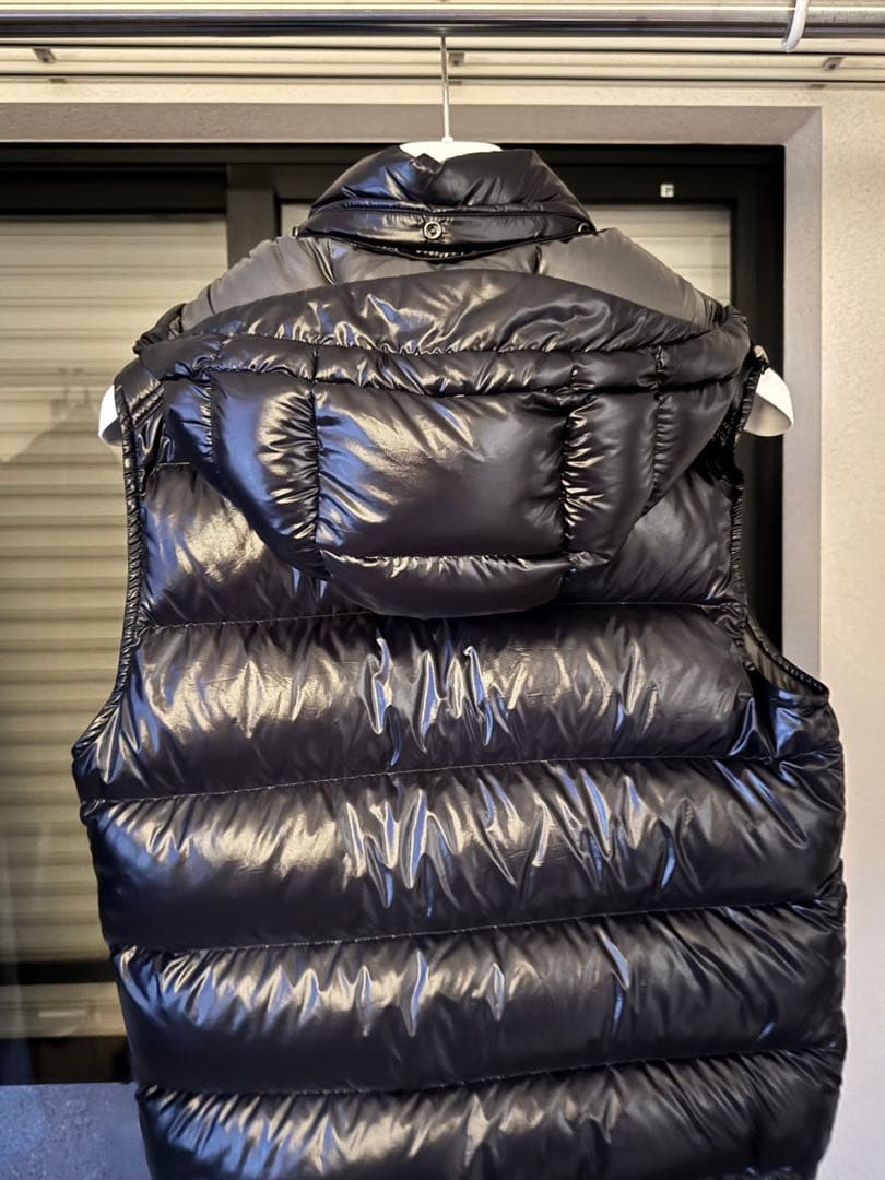 た MONCLER ブラック ダウンベスト フード付き　モンクレール