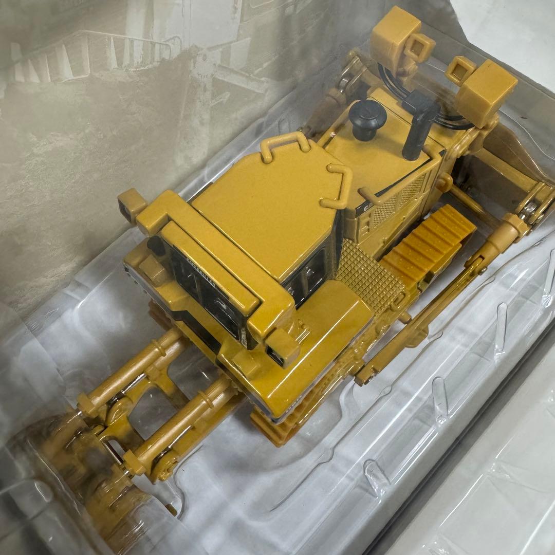 1／50スケール CAT D8R SERIES II トラック型トラクター