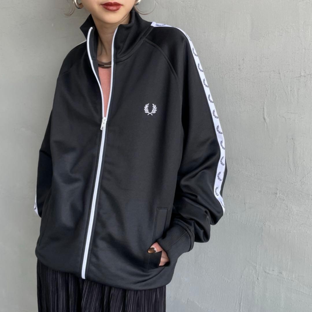 美品　FRED PERRY ジャージ トラックジャケット ロゴテープ　黒