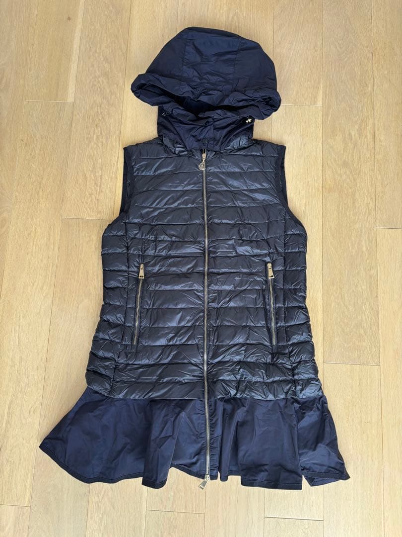 Moncler フード付き黒ダウンベスト