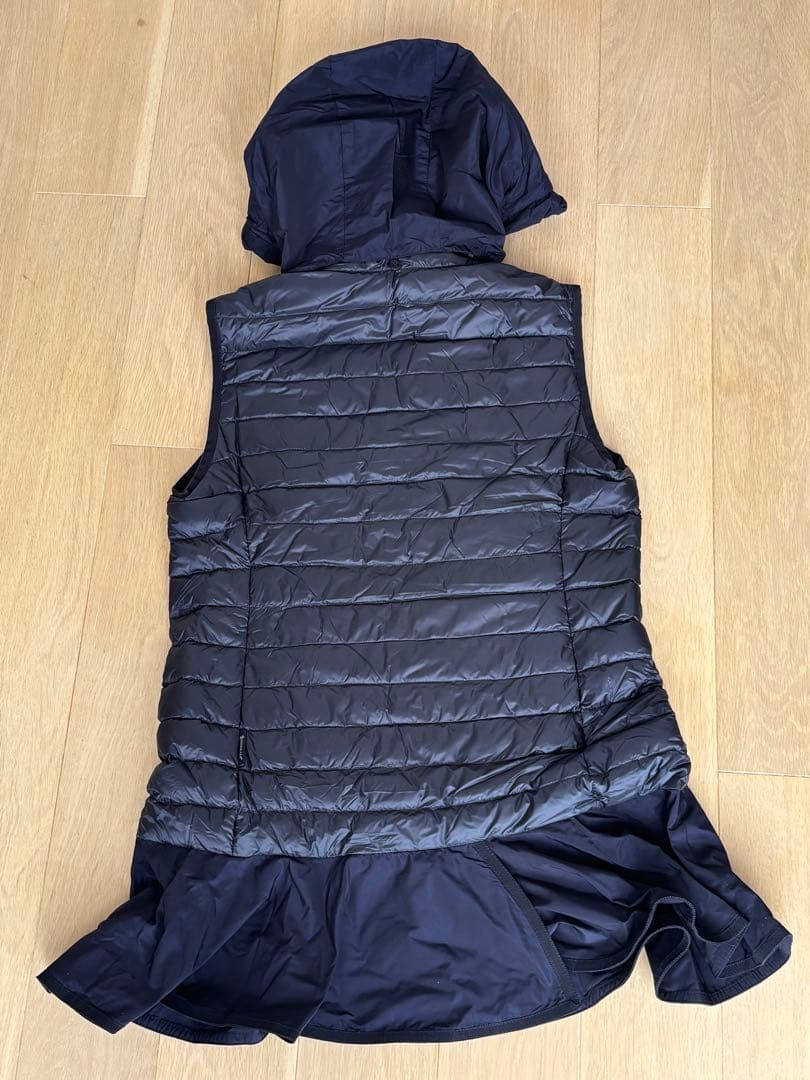 Moncler フード付き黒ダウンベスト