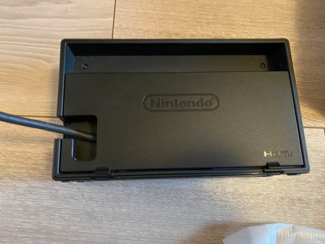 グレーのNintendo Switch本体、ドックとコントローラー　ニンテンドー
