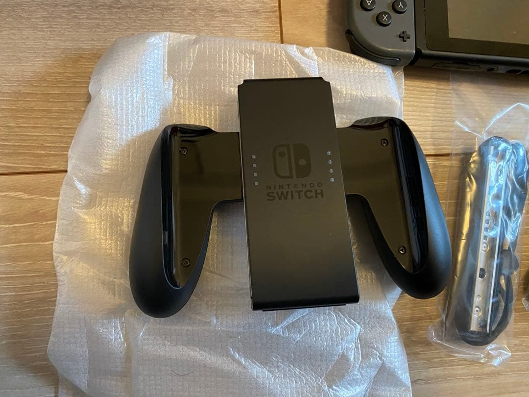 グレーのNintendo Switch本体、ドックとコントローラー　ニンテンドー