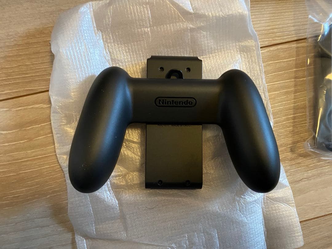 グレーのNintendo Switch本体、ドックとコントローラー　ニンテンドー