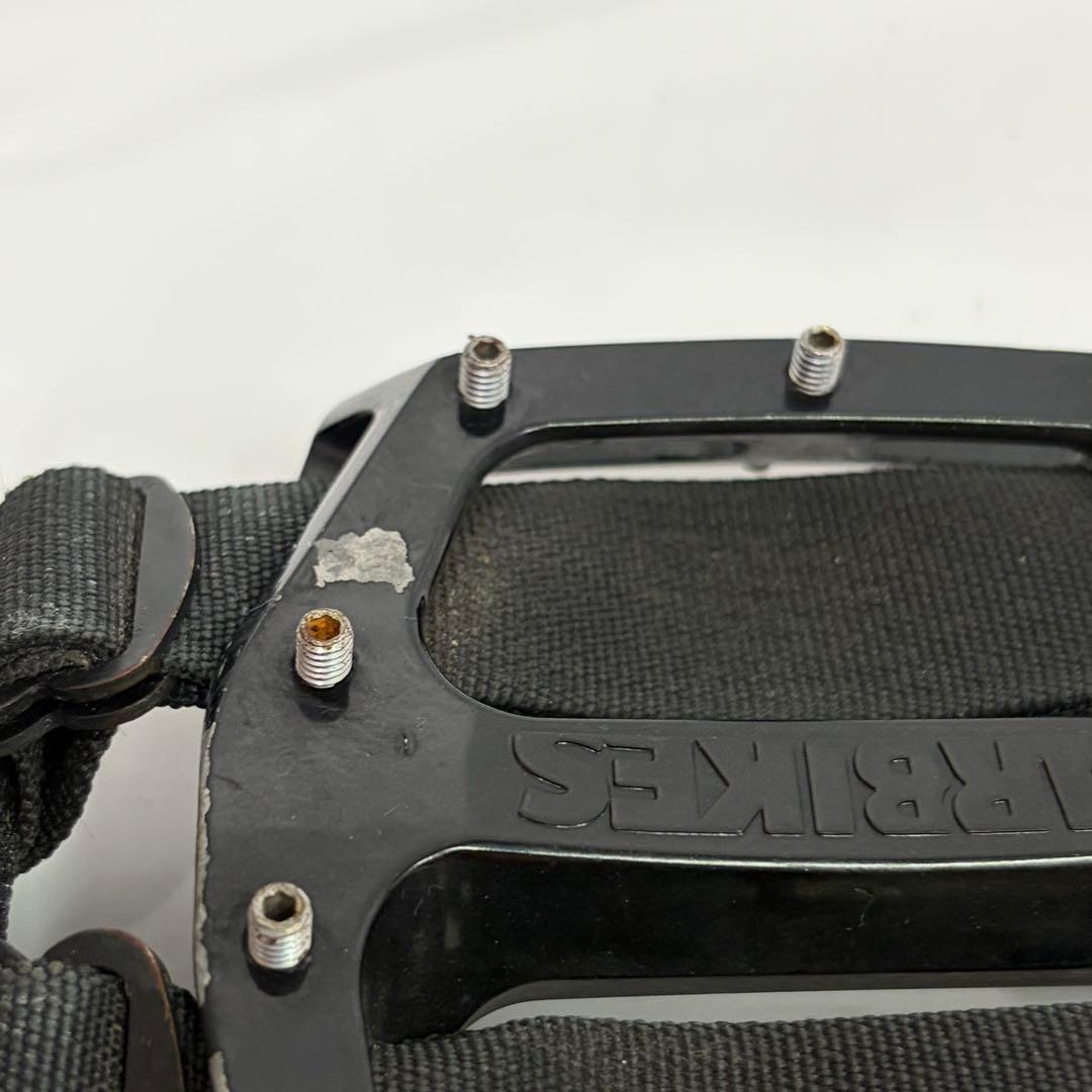 DMR BIKES V12 ペダル ブラック Hold fastストラップ付き