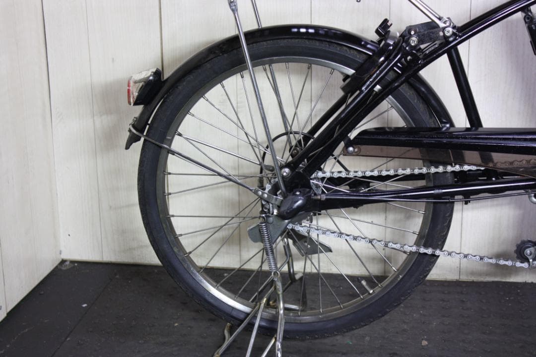 黒の電動アシスト自転車 チャイルドシート付き