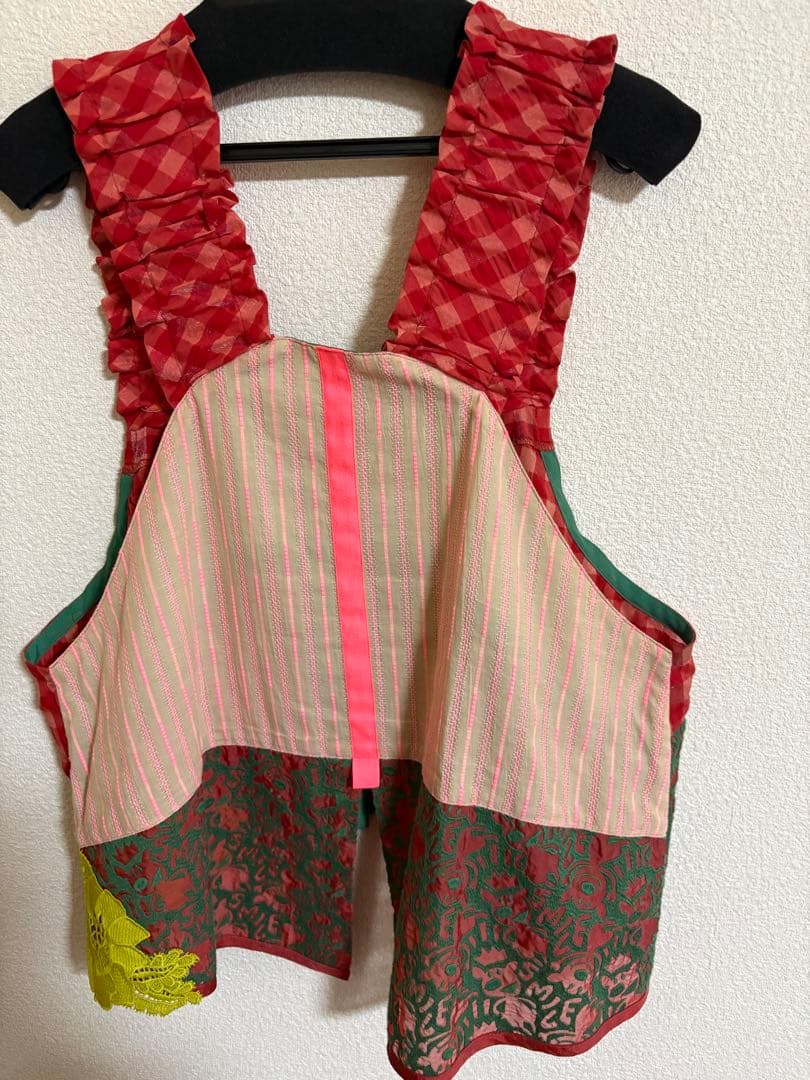 再お値下げ致しました　ユニーク刺繍ノースリーブベスト