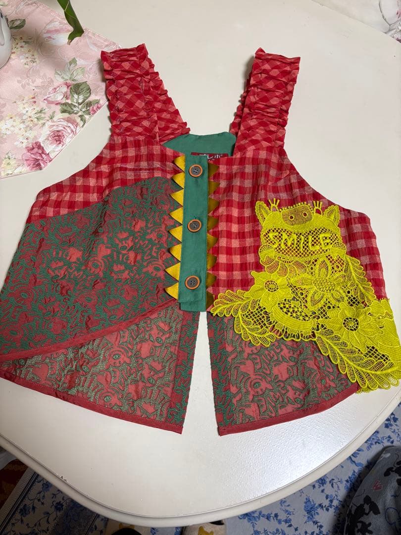 再お値下げ致しました　ユニーク刺繍ノースリーブベスト