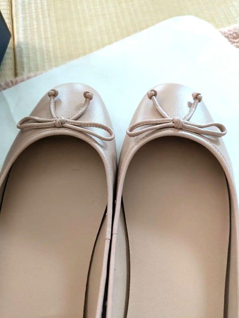 美品です。COLE HAAN ベージュ バレエシューズ