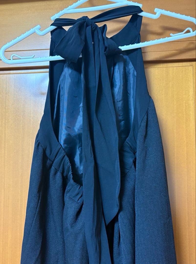 バックオープン黒ロングワンピース