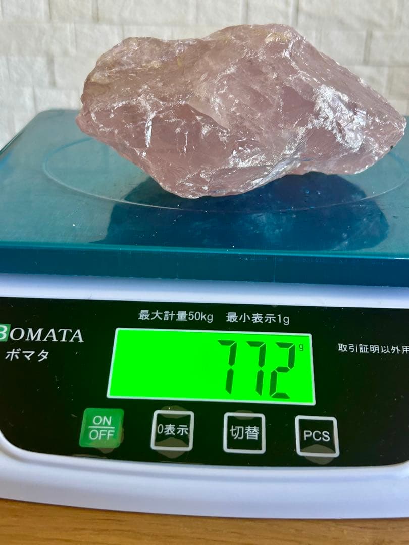 ローズクォーツ 原石 712g 虹　木製台座付き　レインボー入