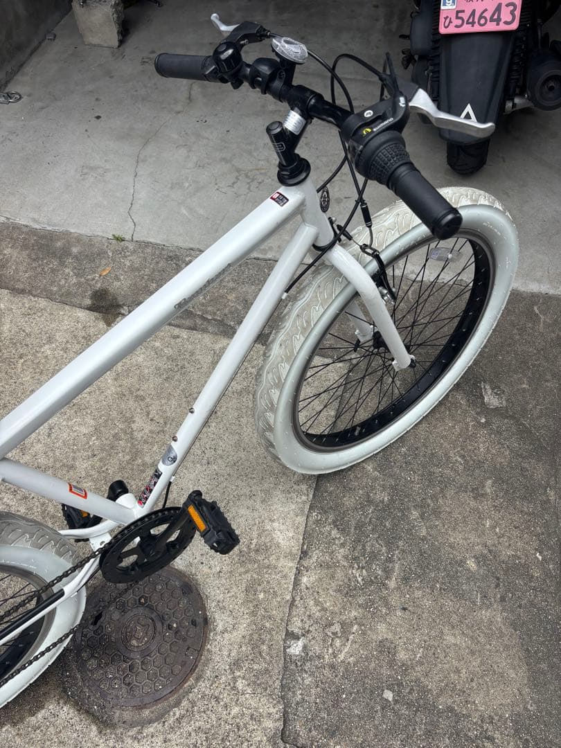 ホワイト クロスバイク 太タイヤ　おしゃれ自転車