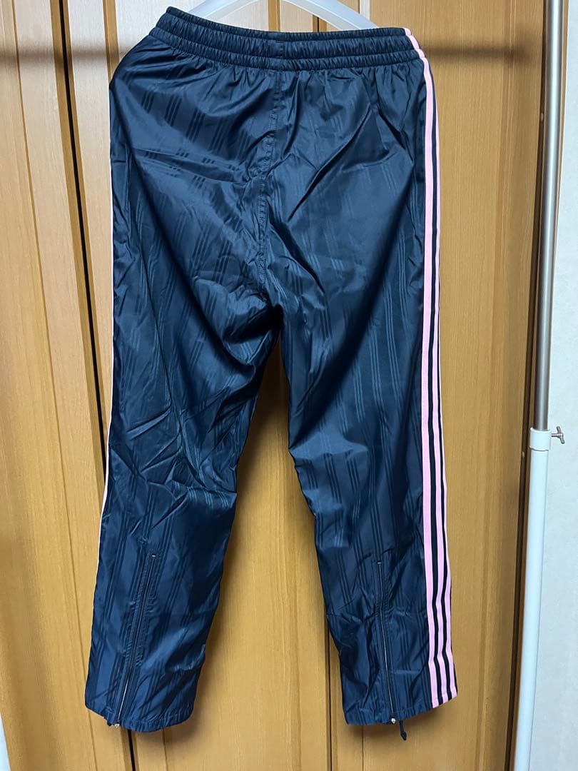 adidas 中綿入りウィンドブレーカーパンツ