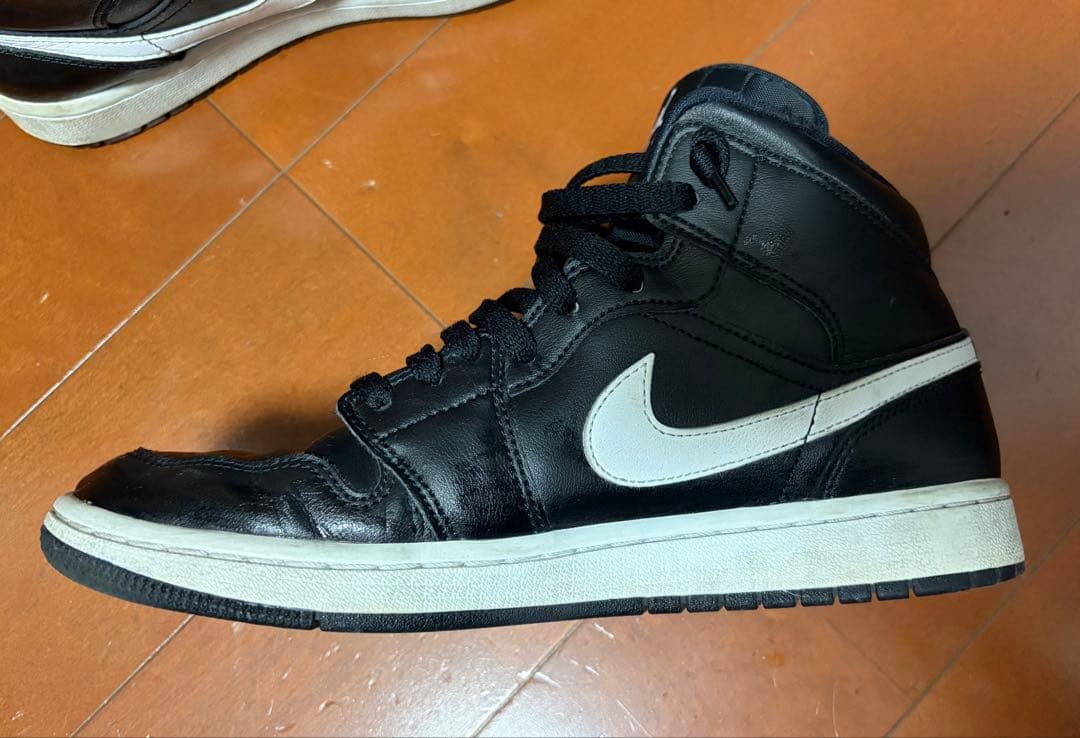 エアジョーダン1 ミッドAIR JORDAN1 MID 黒 白 送料込み