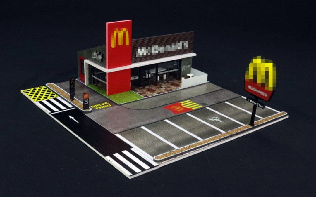 マクドナルド ドライブスルー 1/64駐車場LED照明付きジオラマ　ミニカー