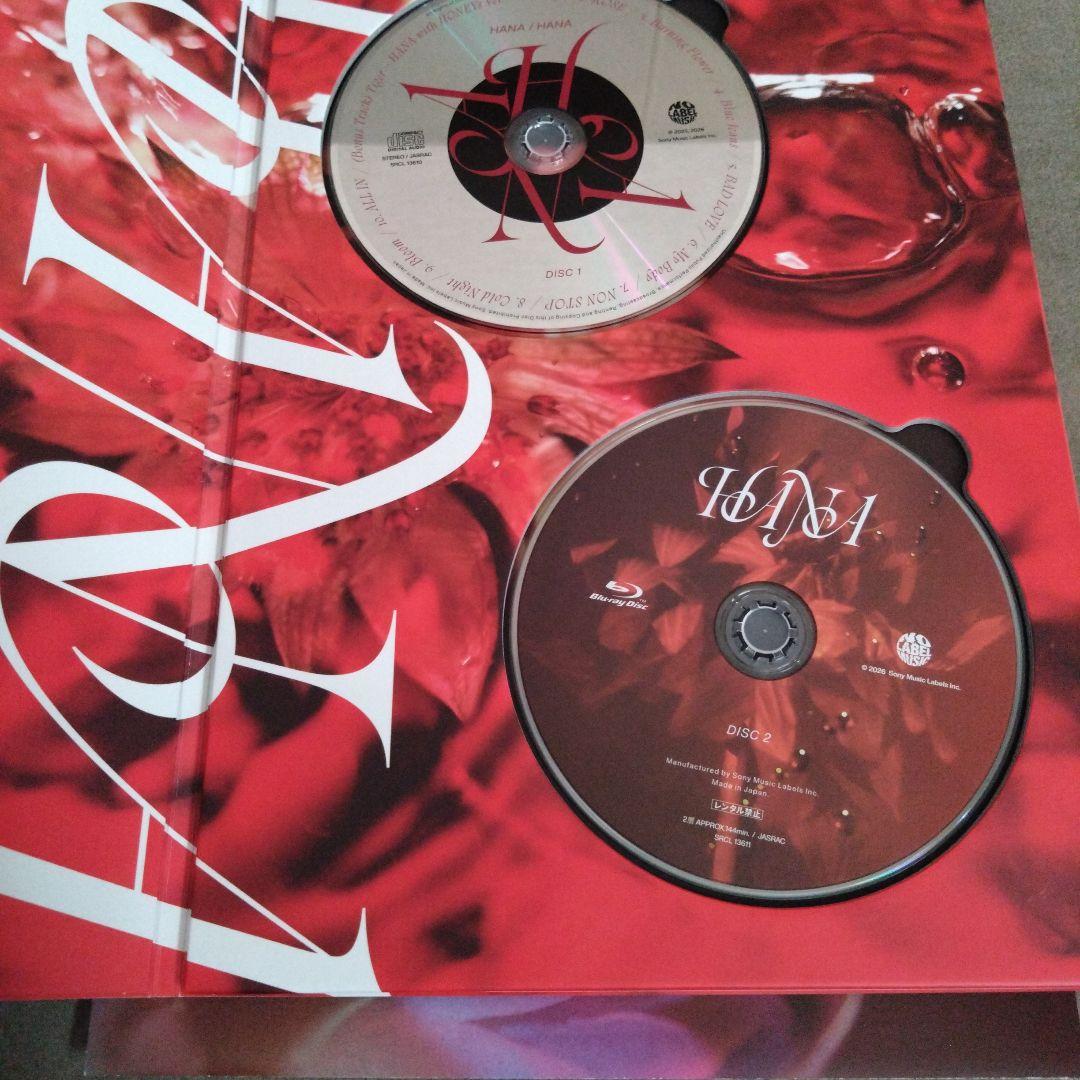 HANA CD - 赤色の衣装と花の背景