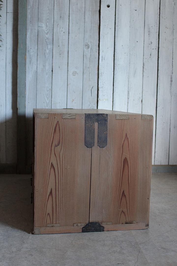 古いガラス戸棚×木製小引き出し5杯