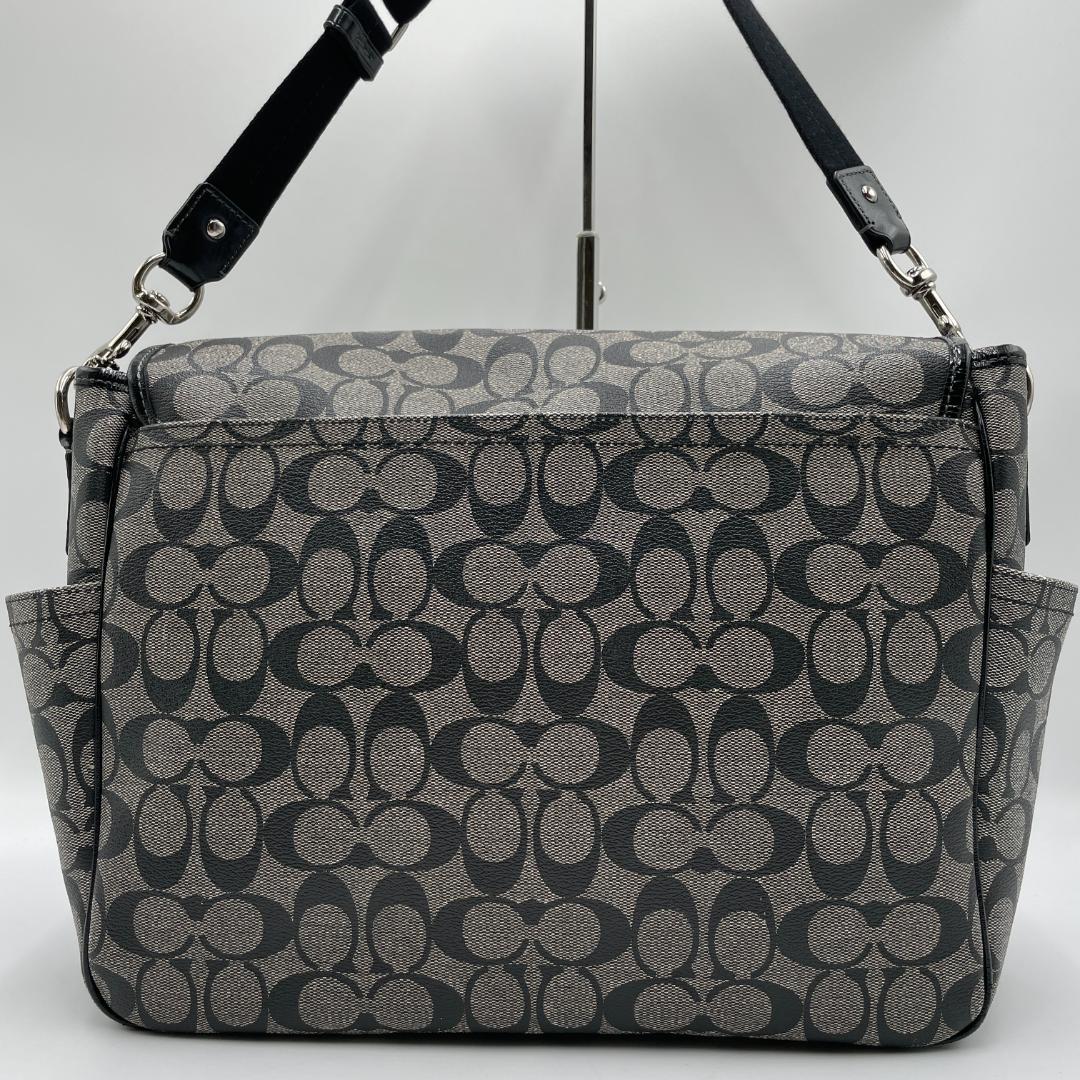 良品 COACH メッセンジャーバッグ PVCレザー ブラック シグネチャー