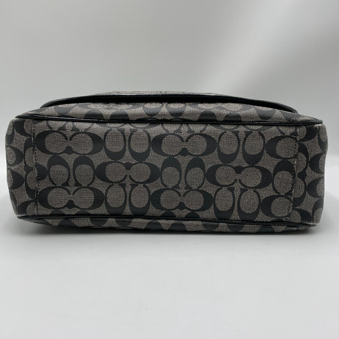 良品 COACH メッセンジャーバッグ PVCレザー ブラック シグネチャー