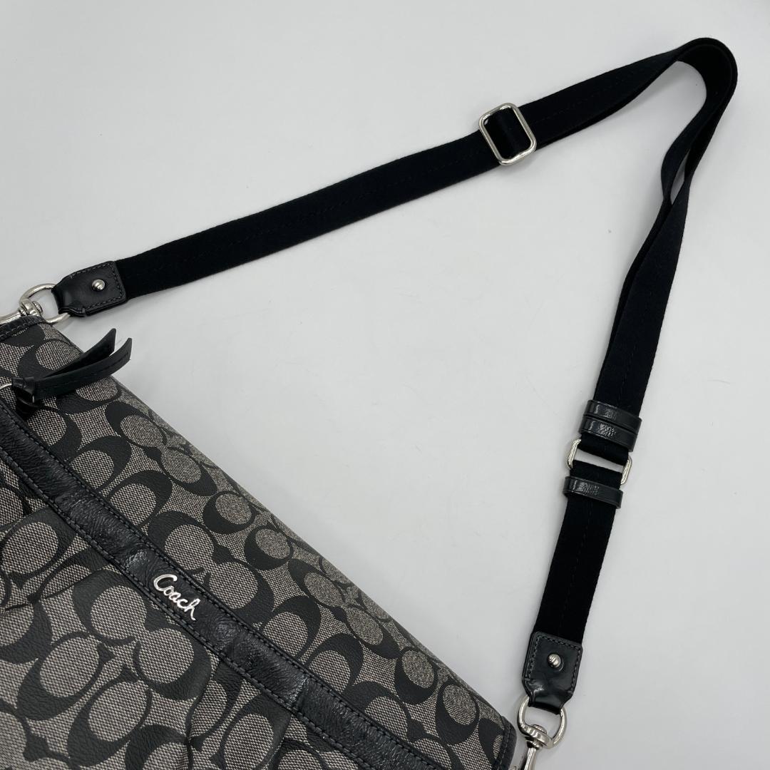 良品 COACH メッセンジャーバッグ PVCレザー ブラック シグネチャー
