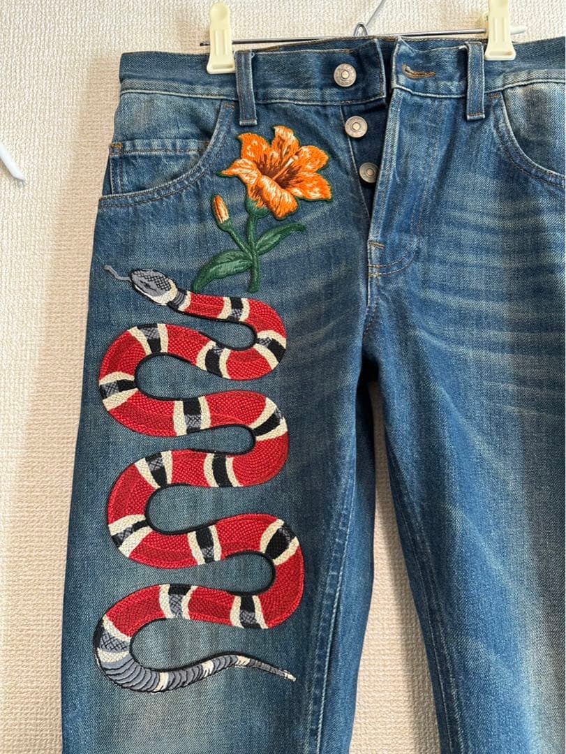 GUCCI　刺繍アップリケ付テーパードジーンズ
