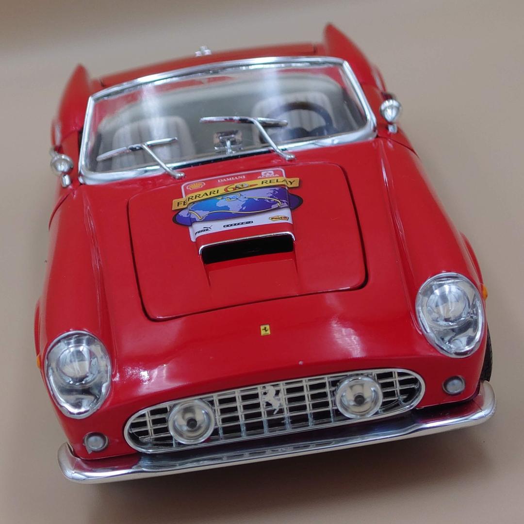 1/18 フェラーリ250GT カリフォルニア 60th記念モデル レッド