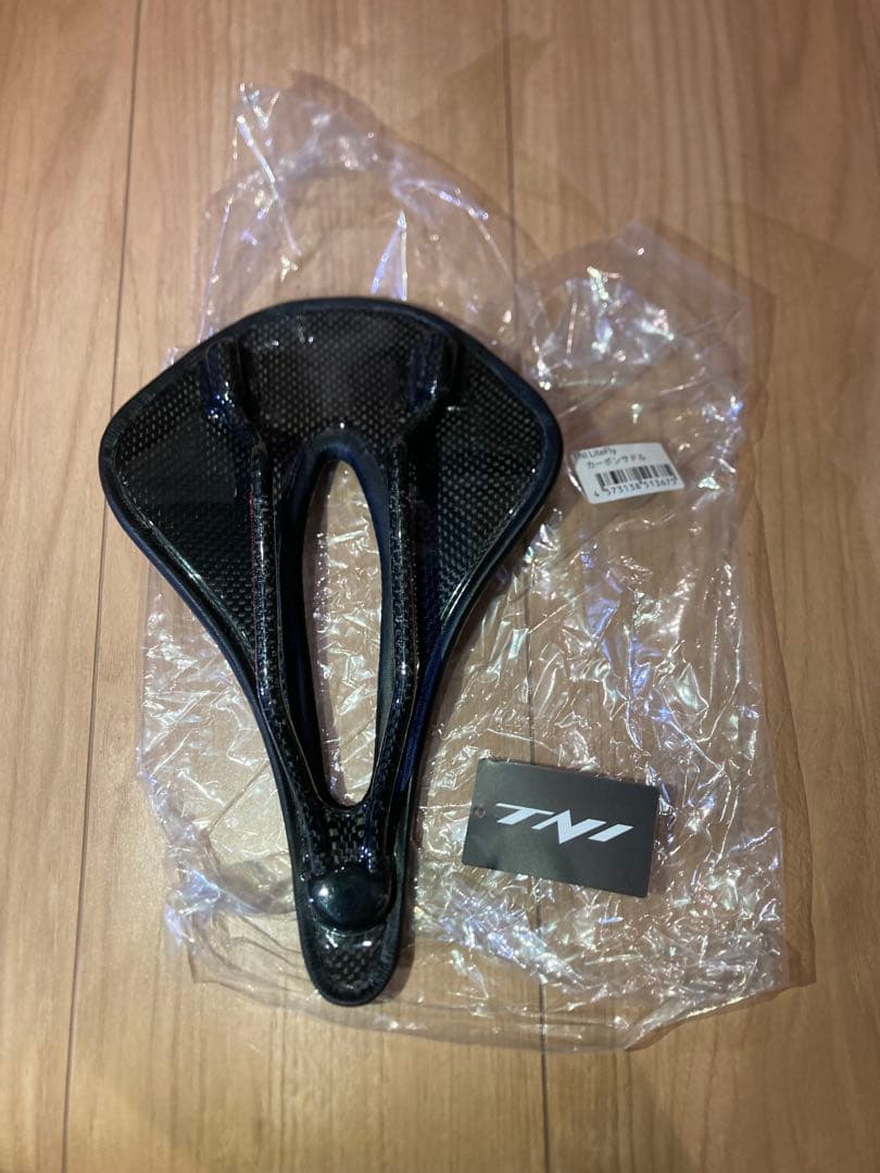 新品未使用　TNI LiteFly カーボンサドル ショートノーズ