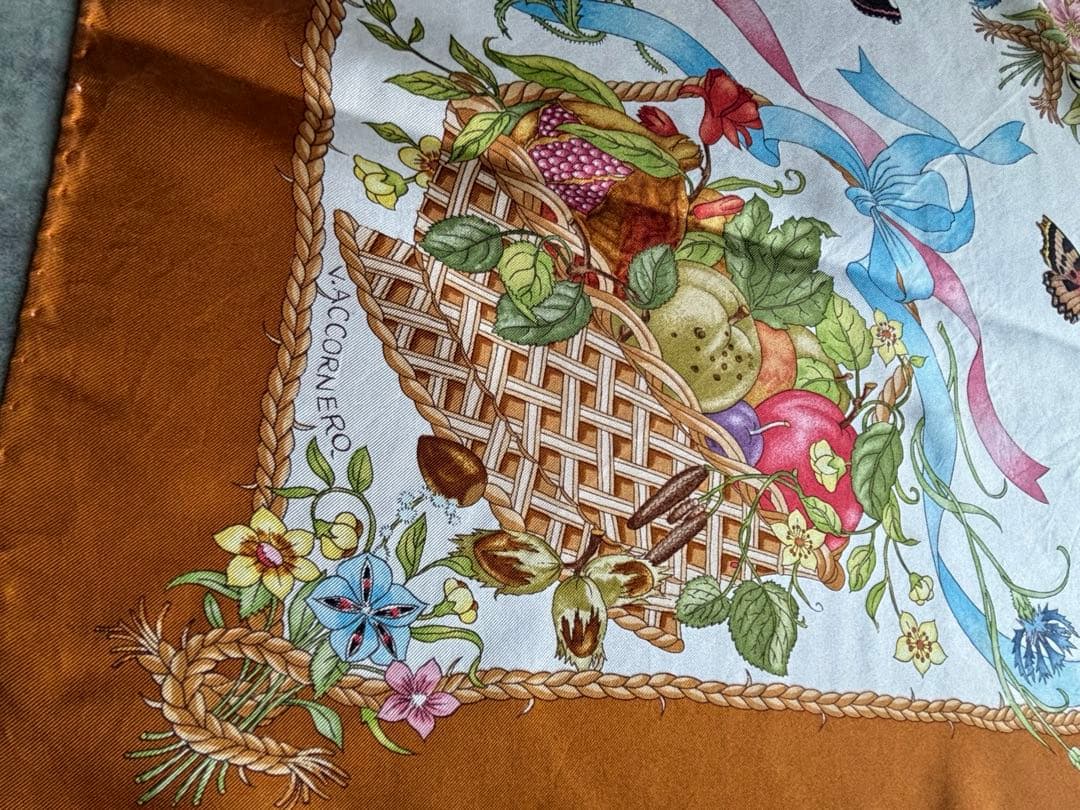 GUCCI グッチ1970年代GUCCI オールドグッチ　シルクスカーフ