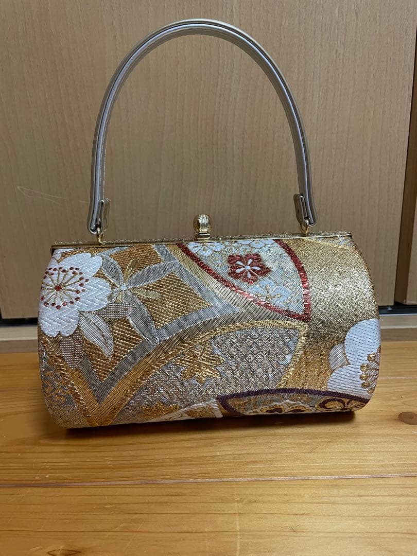 和装用バッグ 金色と白色の花柄