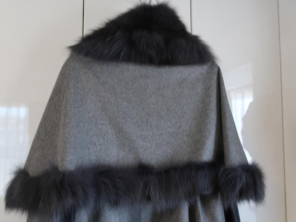 美品■FERRARA　ITARY製　/リアルファー付きポンチョ■■グレー系■