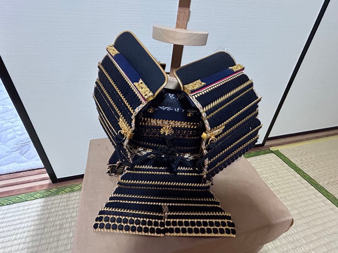五月人形 武士の鎧風 黒と金
