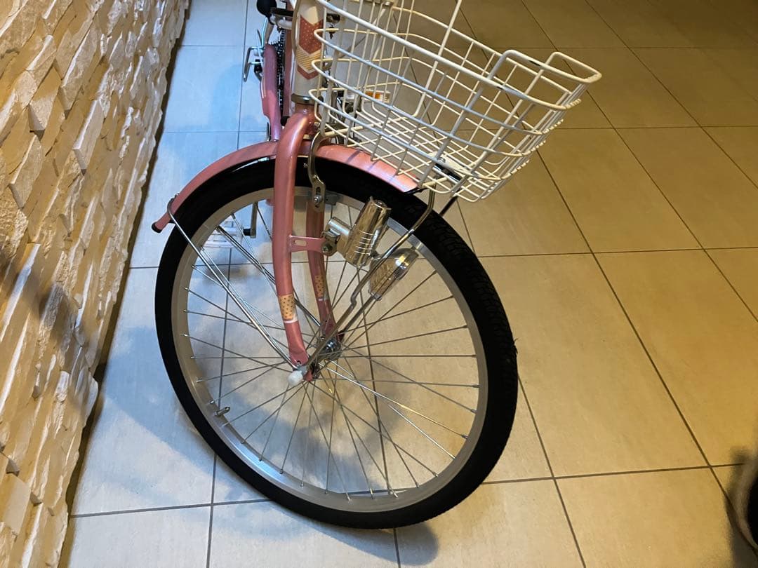 24インチ　ピンク シティサイクル ワイヤーバスケット付き
