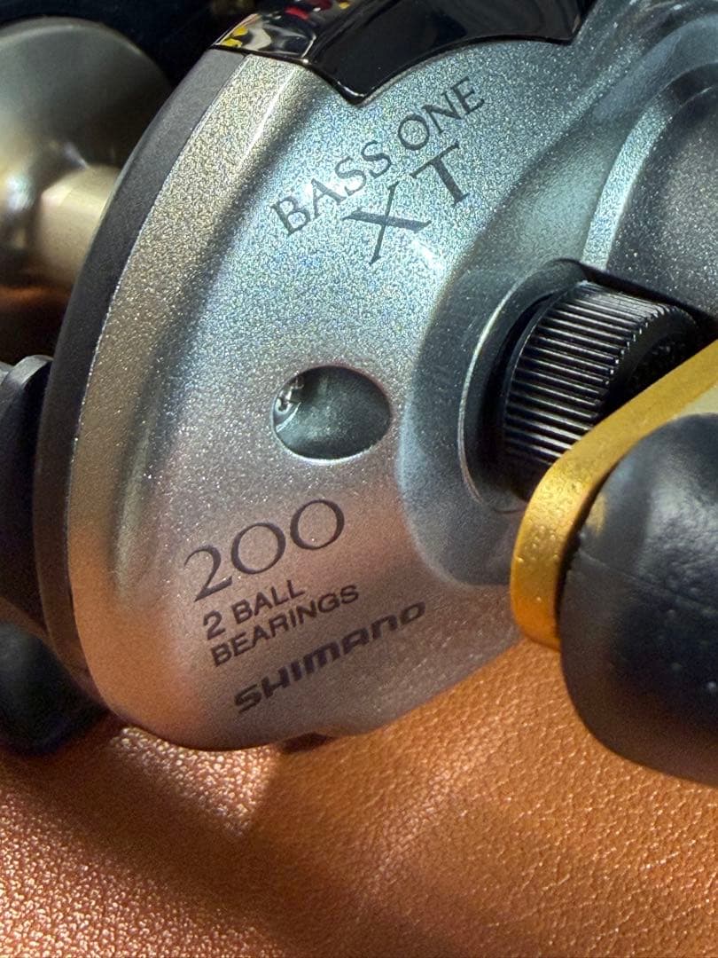 SHIMANO 04バスワンXT200　美品　箱あり　ベイトリール　右巻き