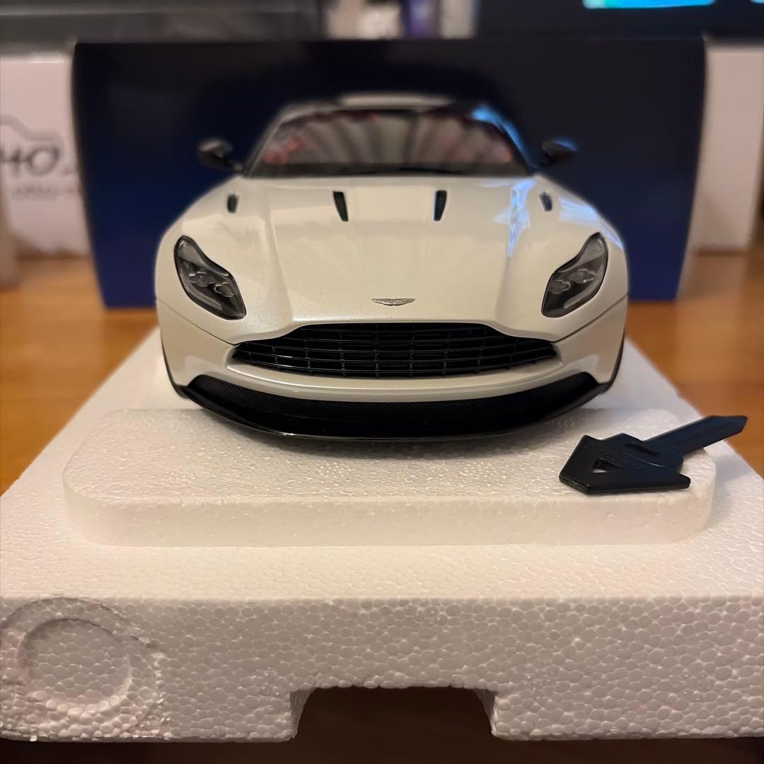 AUTOart Aston Martin DB11 ホワイト 1/18