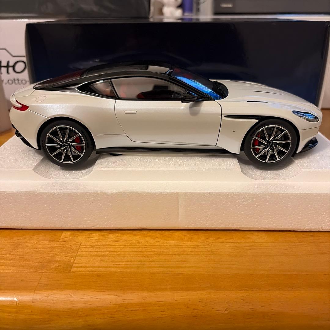 AUTOart Aston Martin DB11 ホワイト 1/18