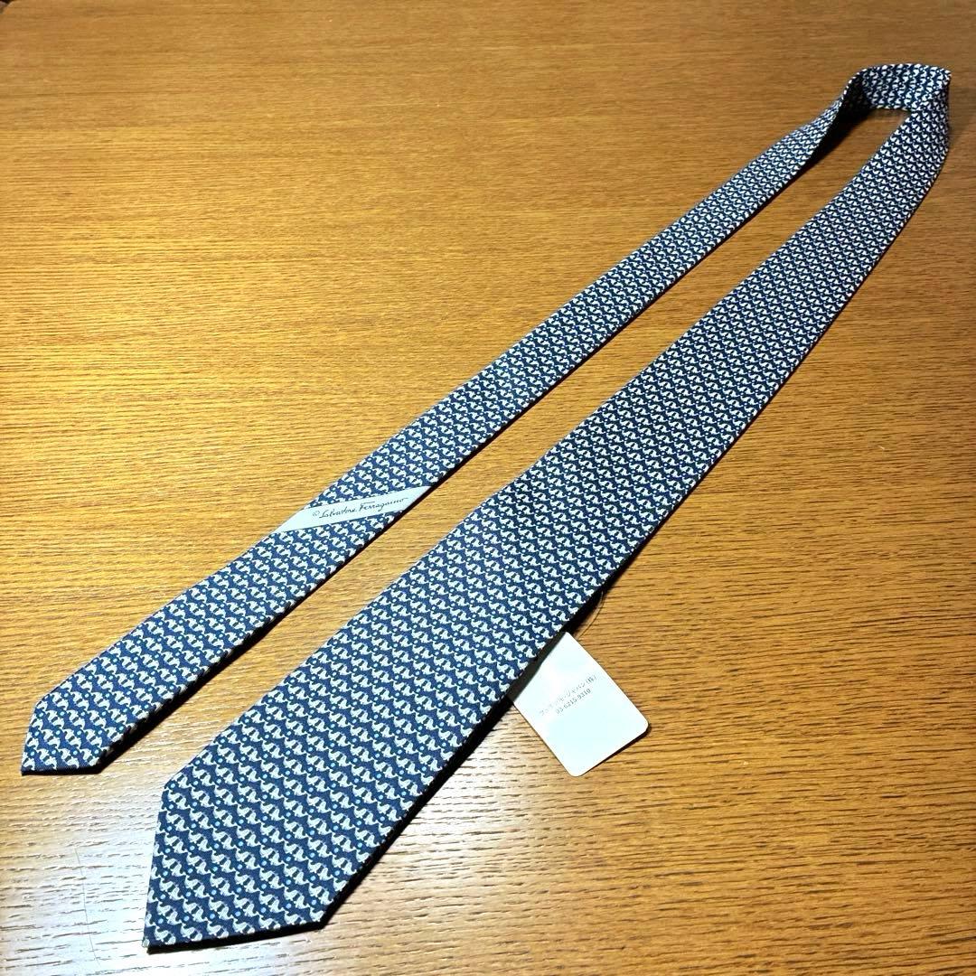 【未使用品】Salvatore Ferragamo フェラガモ 紺ネクタイ
